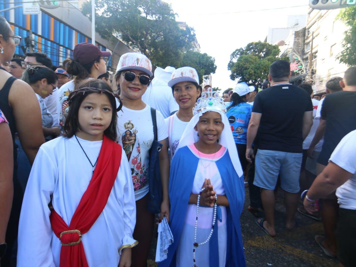 Berilene Maria Alencar de Brito, de 38 anos, participa do Círio de Nazaré 2026, neste domingo (11), acompanhada da filha Eloá Sofia, de 9 anos, vestida de Maria